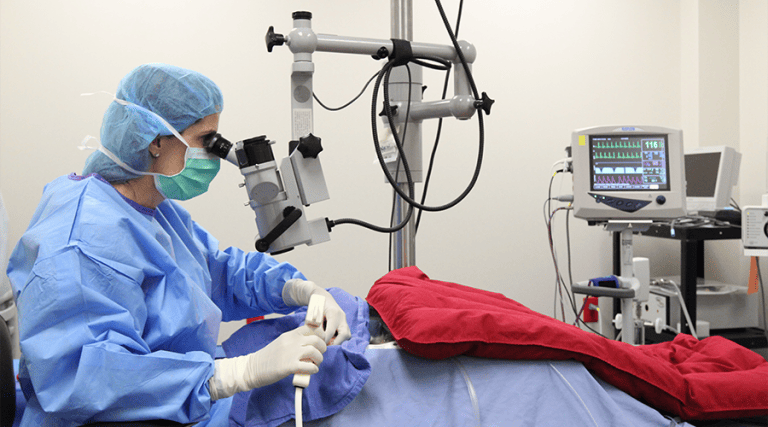 Cincinnati Ophthalmologist, Kuonen Cavens, performing surgery